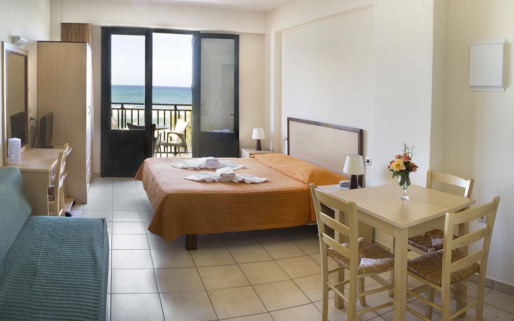 Margarita Beach Hotel Agia Marina Oda fotoğraf